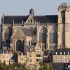 photo  la cathédrale saint-julien du mans (sarthe) vue depuis les saulnières. on note d’emblée la différence entre parties romane et gothique. et la verticalité d’un édifice d’apparence si massive quand on est à son pied. 