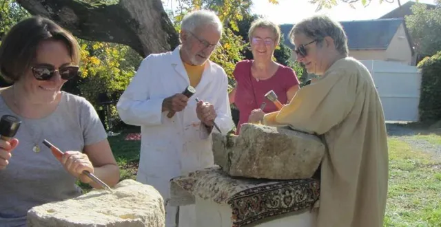 photo  isabelle autonne (au fond) au cours d’un atelier de sculpture miroir exceptionnellement installé à l’extérieur.  &copy;  ouest-france 