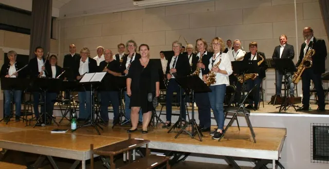 photo  orchestra’spay a lancé la soirée, avant de laisser la place à l’orchestre de la vègre.  &copy;  le maine libre 