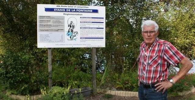 photo  jacques ruflet, président de l’asl, qui va lâcher 120 kilos de truites dans l’étang de la fontaine route de voivres.  &copy;  le maine libre 