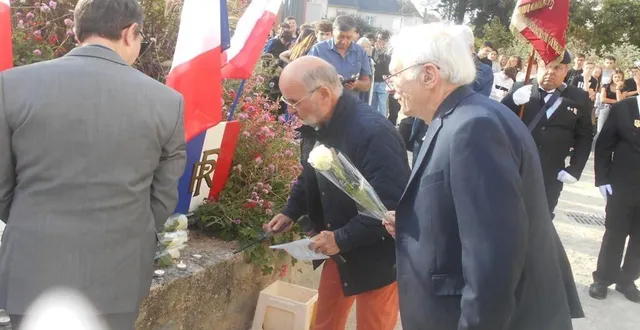 photo  georges price dépose une rose en souvenir de ses anciens camarades déportés.  &copy;  ouest-france 