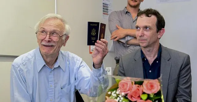 photo  château-du-loir, jeudi 12 octobre 2023. devant les terminales du lycée racan, georges price brandit ses deux passeports : français et étasunien?.  &copy;  photo le maine libre – yvon loué 