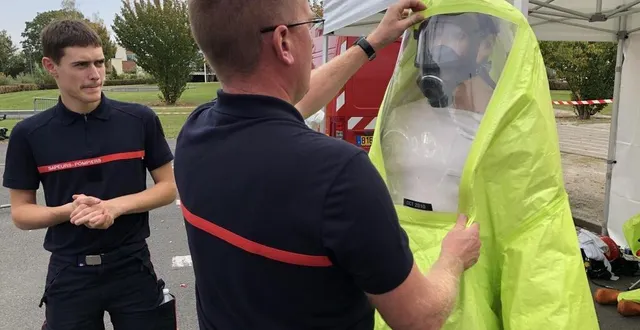 photo  des sapeurs-pompiers du centre le mans – degré, spécialisés dans l’intervention contre les risques chimiques, ont présenté leur tenue étanche au gaz, lors de la journée de la résilience à arnage (sarthe).  &copy;  ouest-france 