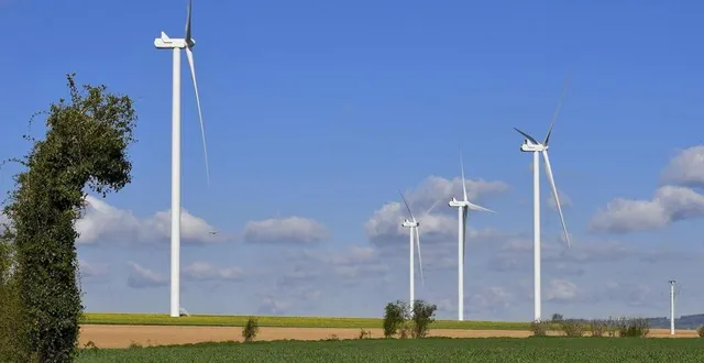 photo  près de conlie, les éoliennes sont nombreuses. d’autres projets sont à l’étude, notamment à cures.  &copy;  archives le maine libre – yvon loué 