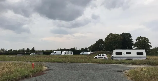 photo  sept caravanes se sont installées sur un terrain de villaines-sous-malicorne  &copy;  le maine libre 