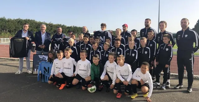 photo  des maillots ont été remis symboliquement aux trois sponsors, samedi 7 octobre, pour les remercier.  &copy;  ouest-france 