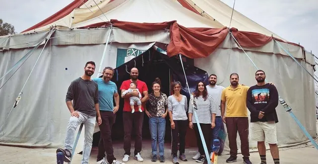 photo  emma verbeke (ici au centre) et quelques autres artistes de cirque français, devaient rester deux semaines à bir zeit, près de ramallah, en cisjordanie. l’attaque du hamas les a contraints à un retour en catastrophe.  &copy;  emma verbeke 