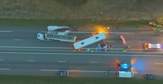 photo  l’exercice mettait en scène un accident entre un poids lourd transportant de l’essence et un car scolaire, avec plusieurs dizaines de mineurs à bord.  &copy;  gendarmerie 