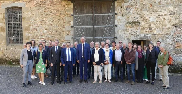 photo  les élus des communes alentour étaient présents pour cette signature qui concerne tout le territoire  &copy;  ouest-france 