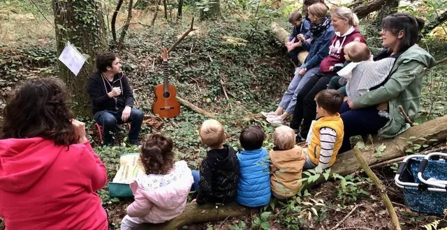 photo  cinq parents et huit enfants étaient présents pour écouter des histoires et chanter sur le thème de l’automne.  &copy;  ouest-france 