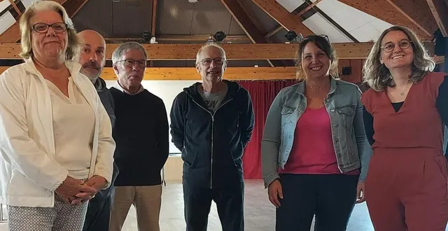 photo  laetitia hatte delanoe et frédérique savarieau ( à droite ), agentes salariées d’initiatives emploi, étaient mard salle de la maison du temps libre, avec des bénévoles et un demandeur d’emploi de rablay-sur-layon.  &copy;  ouest-france 