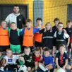 photo au gymnase, florian bois, accompagné des jeunes de l’école de foot.