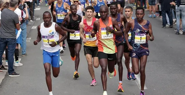 photo  comme toujours, les kenyans se porteront tout de suite aux avant-postes et vont tenter d’épuiser leurs adversaires un à un.  &copy;  co – benoit felace 