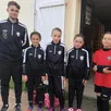 photo  samedi 7 octobre 2023, quatre jeunes joueuses emmenées par leur entraîneur à un match. 