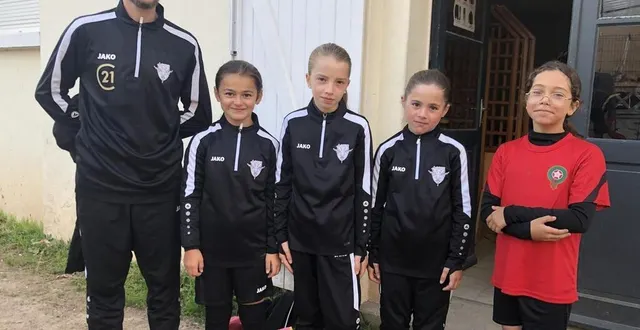 photo  samedi 7 octobre 2023, quatre jeunes joueuses emmenées par leur entraîneur à un match.  &copy;  ouest-france 