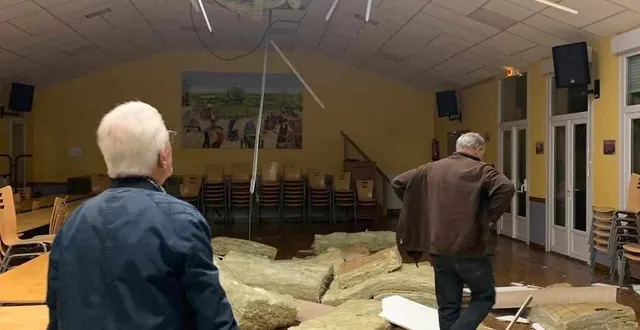 photo  la laine de verre s’est retrouvée au sol de la salle des fêtes de gréez-sur-roc.  &copy;  photo témoin 