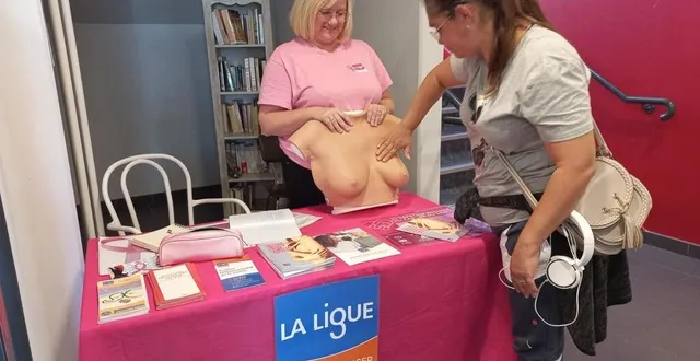 photo  lors d’ateliers de prévention du cancer du sein, élodie coulon rappelle l’importance du diagnostic précoce et de l’autopalpation.  &copy;  le maine libre 