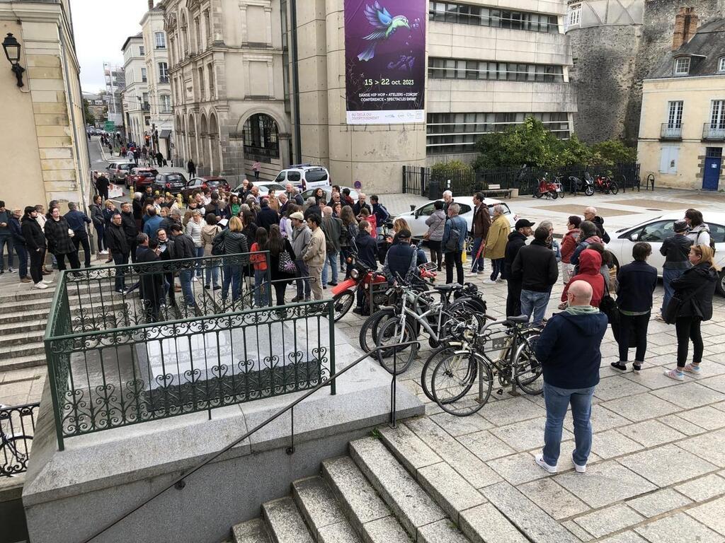 Attaque à Arras. À Laval, Une Centaine De Personnes Rendent Hommage à L ...