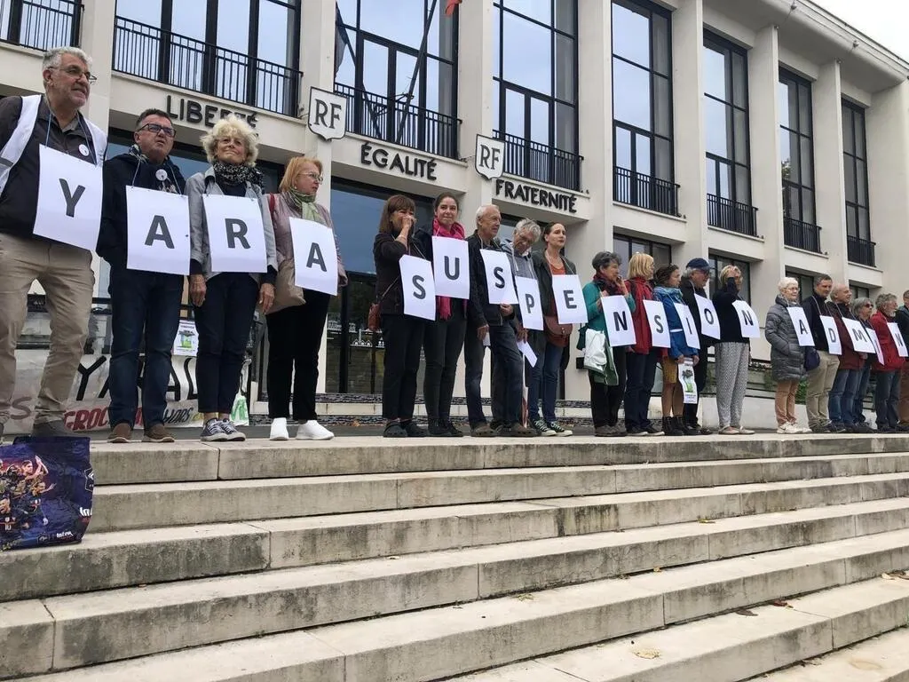 400 personnes rassemblées pour demander la suspension administrative de