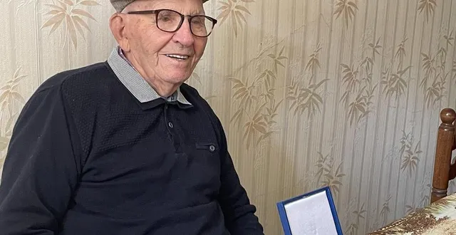 photo  robert bazoge, 100 ans, bon pied, bon œil, vit toujours dans sa fermette à chantenay-villedieu.  &copy;  ouest-france 