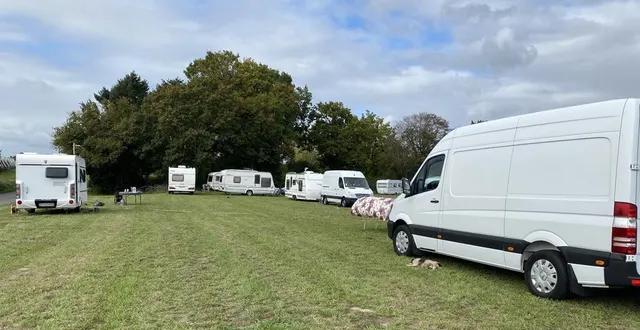 photo  près de la maison de santé de villaines-sous-malicorne (sarthe), une douzaine de caravanes de gens du voyage sont installées depuis vendredi 13 octobre 2023.  &copy;  ouest-france 