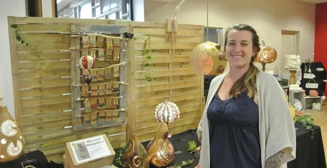 photo  marlo, la cougourdonnière – métier des travailleurs de gourdes et autres calebasses – devant quelques-unes de ses créations à base de courges.  &copy;  ouest-france 