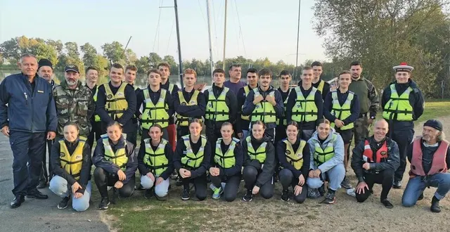 photo  lola, au centre (4e en partant de la gauche) au premier rang, veut se faire un premier avis avant de se décider à entrer dans la marine.  &copy;  le maine libre 