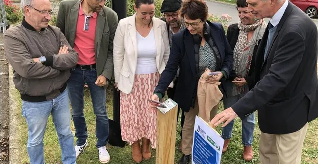 photo  la première borne du circuit du hameau des cartes se situe devant l’entrée du parking de la salle des fêtes de thorée-les-pins. c’est là que s’est déroulée l’inauguration ce samedi 14 octobre.  &copy;  le maine libre 