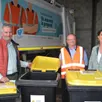photo pierre paterne, rémy dourdain, de la société sulo, et anne-hélène grenapin présentent les bacs jaunes prochainement distribués.