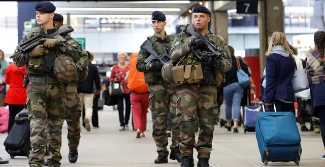 photo  les forces de sécurité vont renforcer leurs patrouilles aux abords des lieux de culte, établissements scolaires et d’enseignement supérieur mais aussi dans les lieux de grands rassemblements.  &copy;  archives geoffroy van der hasselt, afp 
