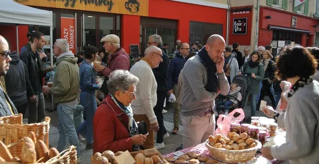 photo  les files d’attente sont bon enfant devant chaque étal dimanche, rue du docteur leroy, à l’occasion du brunch.  &copy;   ouest-france 