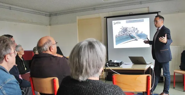 photo  à peine une dizaine d’habitants du quartier du pré se sont déplacés, samedi 14 octobre 2023, pour la réunion en présence du maire de sablé-sur-sarthe, nicolas leudière.  &copy;  ouest-france 