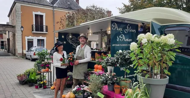 photo  « je viens chercher une de ses magnifiques roses anciennes, elles durent presque aussi longtemps que nos discussions », sourit jacotte, sa rose à la main.  &copy;  ouest-france 