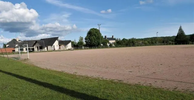 photo  le terrain de football annexe en stabilisé, difficile à entretenir, sera remplacé par un terrain en synthétique.  &copy;  archives ouest-france 