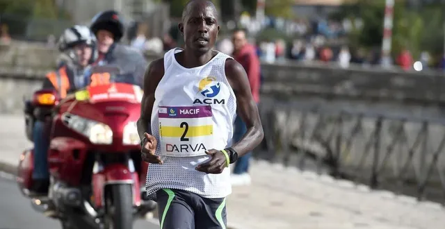 photo  le kenyan joseph koech a couru seul du premier au dernier kilomètre.  &copy;  co – marie delage 