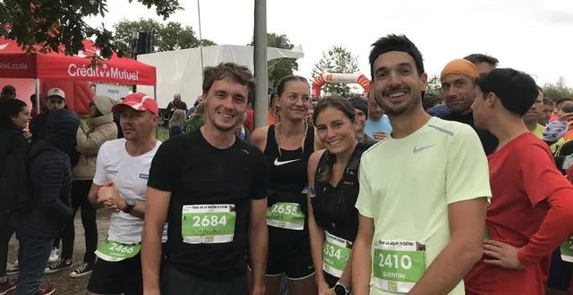 photo  valentin madouas (à gauche), coureur cycliste professionnel de la groupama-fdj, a particpé au trail de 13 km de la roche d’oëtre, dimanche 15 octobre 2023.  &copy;  ouest-france 