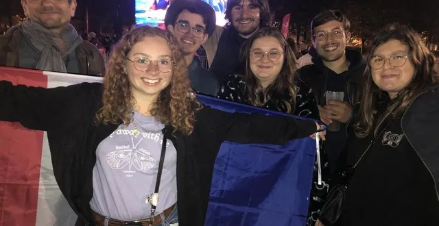 photo  eva, clément, manon, audrey, hugolin, quentin, étudiants à la fac du mans, et leur professeur d’histoire, rencontré par hasard, devant l’écran géant.  &copy;  ouest-france 