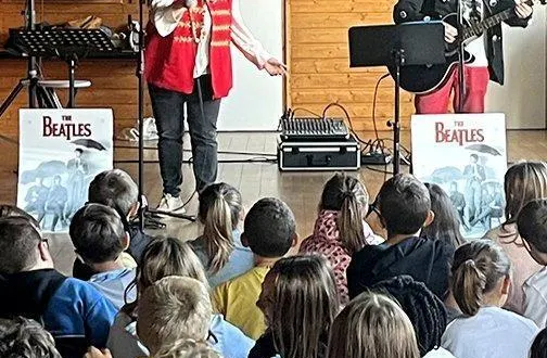 photo  le duo caroll macsana va à la rencontre des élèves pour leur faire découvrir les beatles.  &copy;  le maine libre 