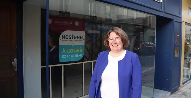 photo  maëlle chauvin, directrice du service action économique du pays fléchois, devant l’un des locaux qui sera présenté jeudi 19 octobre 2023 lors de l’opération visite ta boutique.  &copy;  ouest-france 