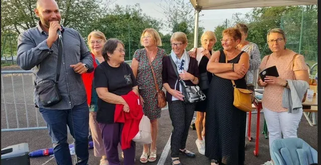 photo  les « sirènes de l’aquaphobie », claude, évelyne, martine, mireille, odia et danielle qui ont entre 65 et 75 ans, ont réussi à mettre la tête sous l’eau et à nager grâce à la confiance en elles que leur a apportée matthieu (à gauche), le maître nageur.  &copy;  ouest-france 