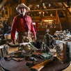 photo garrett laval et son épouse kate ont organisé une vente de leurs accessoires western.