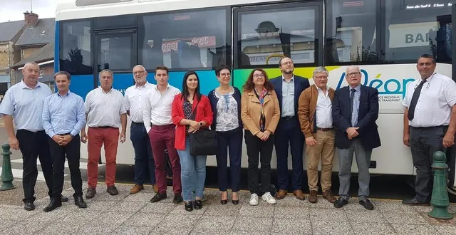photo  élus et représentants des entreprises de transports devant la station mairie de la ligne 221 d’aléop.   &copy;  le maine libre 