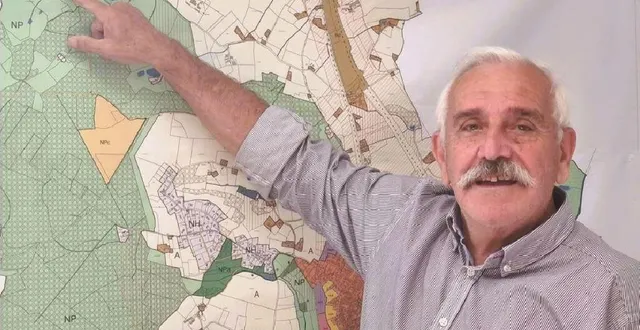 photo  le maire de la bazoge, michel lalande : « l’état a souhaité que les communes soient les éléments moteurs de la production d’énergie renouvelable, puisque ce sont elles qui connaissent le mieux le territoire et ses potentiels. à nous de définir nos « zones d’accélération ».  &copy;  ouest-france 