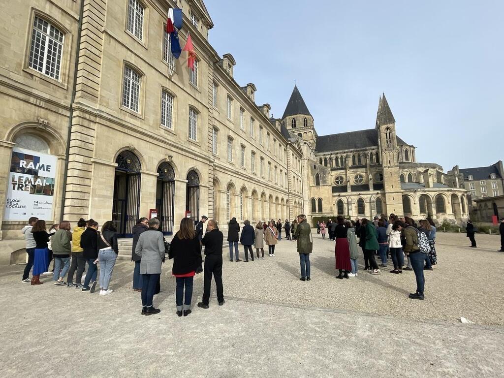 Enseignant Assassiné à Arras Une Minute De Silence Observée Devant Lhôtel De Ville De Caen