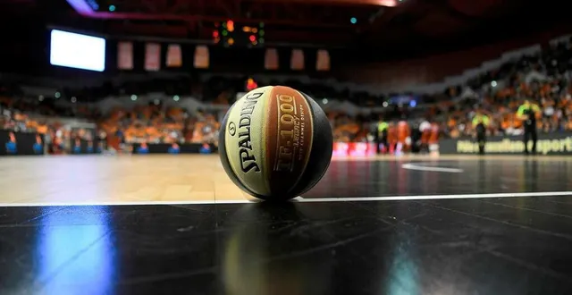 photo  le maillot du club de marolles-les-braults est exposé au siège de la fédération française de basket à paris.  &copy;  archives le maine libre 