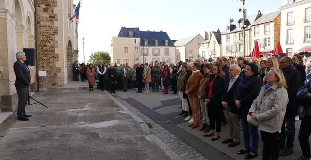 photo  une centaine de personnes étaient présentes lors de la minute de silence ce lundi 16 octobre 2023 devant la mairie du mans.  &copy;  photo : cabinet du maire du mans 