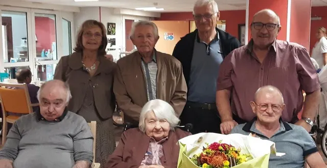 photo  marie-thérèse martin bien entourée pour ses 102 ans à l’ehpad la chanterie.  &copy;  ouest-france 