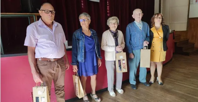 photo  il est de tradition de récompenser la doyenne et le doyen lors du repas du ccas. ce fut le cas dimanche 8 octobre, lors du repas offert aux plus de 70 ans. le repas a été animé de façon originale par la distribution d’un quiz pour mieux connaître sa commune. une initiative des membres du ccas, jugée intéressante par les participants. albert naudin était le doyen, maria joncheray la doyenne et jean-claude morille et son épouse guylène les nouveaux de plus de 70 ans. ils posent sur la photo avec la maire marie noëlle richard.  &copy;  co 