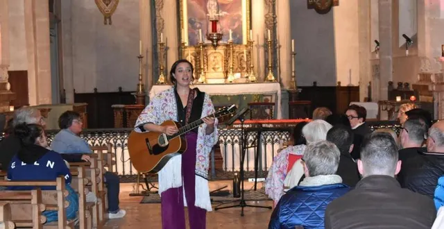 photo  lola, à la guitare ou au piano a envoûté le public.  &copy;  le maine libre 