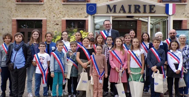 photo  le nouveau conseil municipal des jeunes de changé a reçu son écharpe d’élu lors leur première séance de conseil municipal..  &copy;  le maine libre 